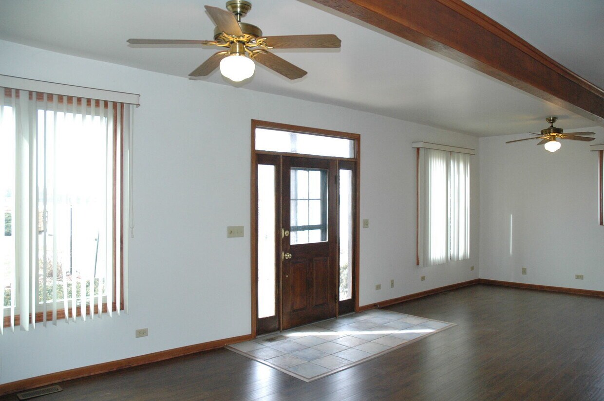 Primary Photo - 25337 W Richmond Ave