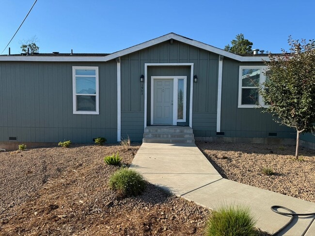 Building Photo - Fresh, Bright & Move-In Ready on Arrowhead...