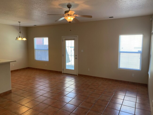 Building Photo - 3 bd / 2.5 bth / 2 car garage near UNM, CN...