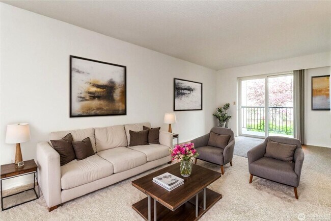 Building Photo - Bellevue Manor Condo, Great Location acros...