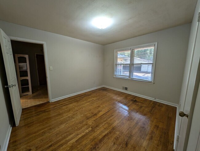 Foto del edificio - 170 Forest Rd