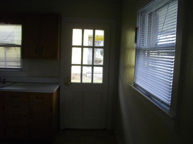 Foto del edificio - Colony Court Apartments 1065 E 5th St
