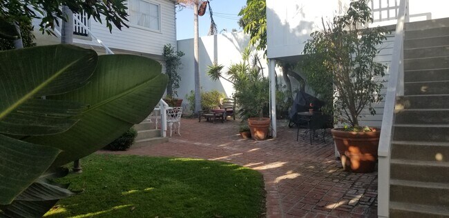 patio delantero - 1033 Aviation Blvd