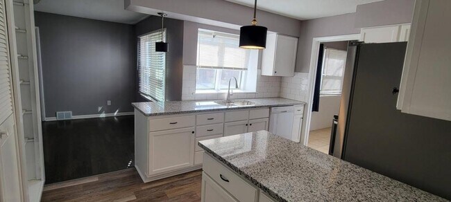 Foto del edificio - 629 S Troost St