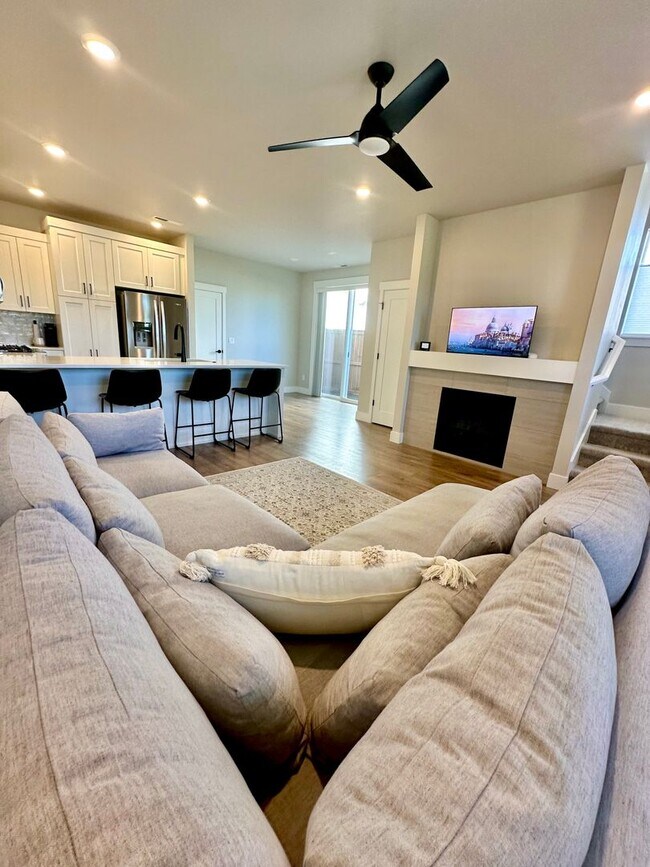 Foto del edificio - Beautiful 3 bdrm end unit townhome with side yard available in Petrosa.