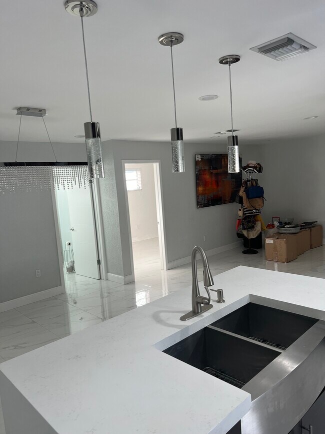 Foto del edificio - 1045 W 31st St