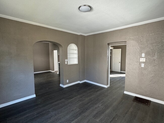 Building Photo - 303 Forest Ave