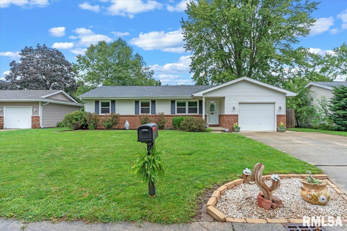 827 Cypress Dr, Chatham, IL 62629 House Rental in Chatham, IL