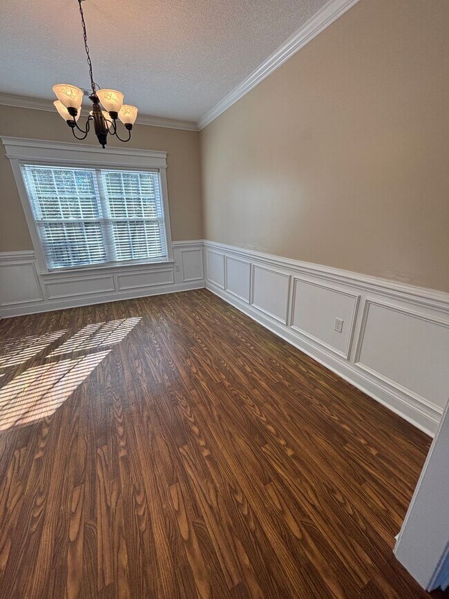 Foto del edificio - AVAILABLE NOW!