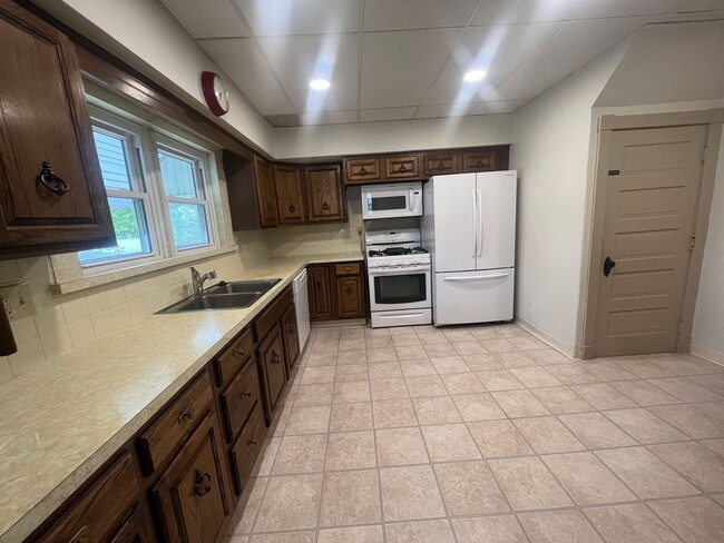 Building Photo - Virginia Classic  **LOWERED RENT WITH 50% ...