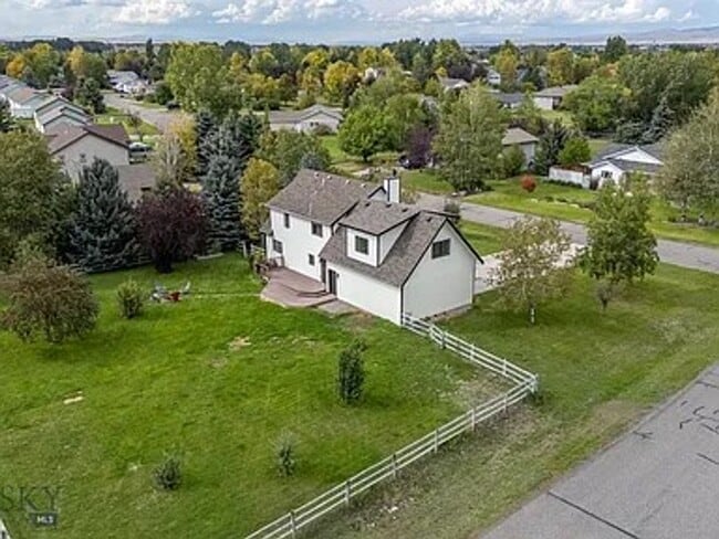 Building Photo - Cute House, Large Yard