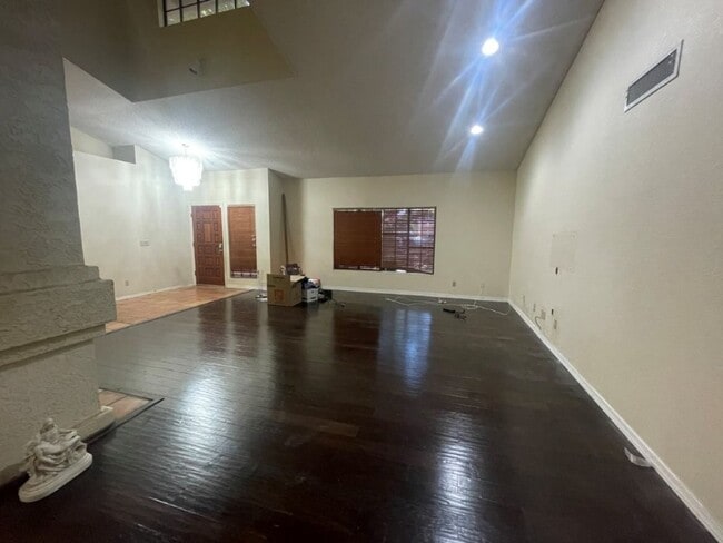 Building Photo - 6049 W Grandview Rd