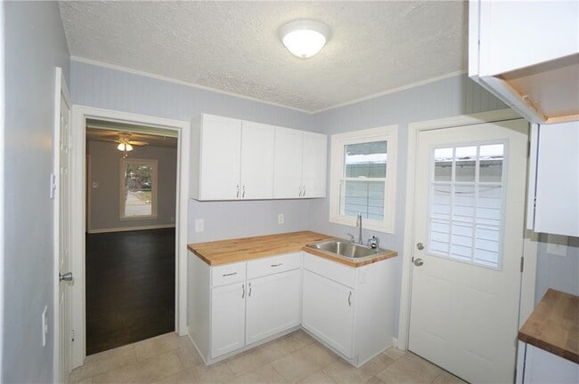 Building Photo - 4842 Hillside Ave