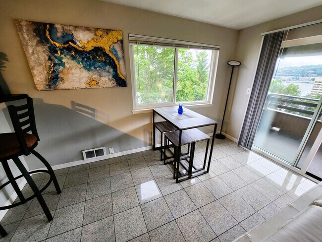 Foto del edificio - Furnished 2 bedroom Condo with view of Lake Union
