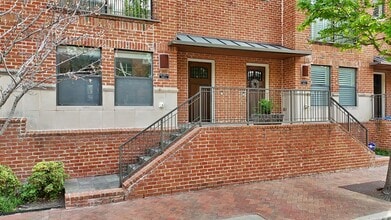 Building Photo - 2420 Hugo St