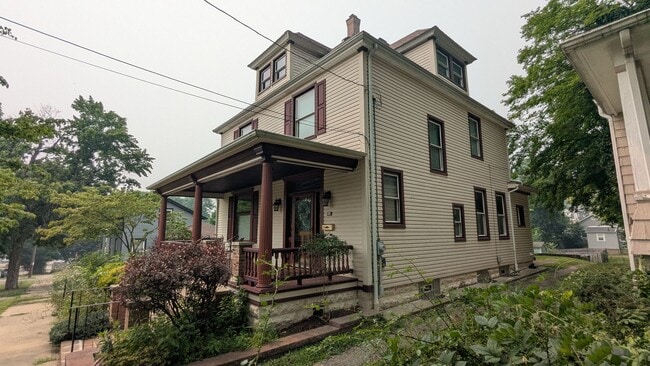 Building Photo - Welcome to this fully furnished 3-bedroom, 1.5-bath home in Massillon
