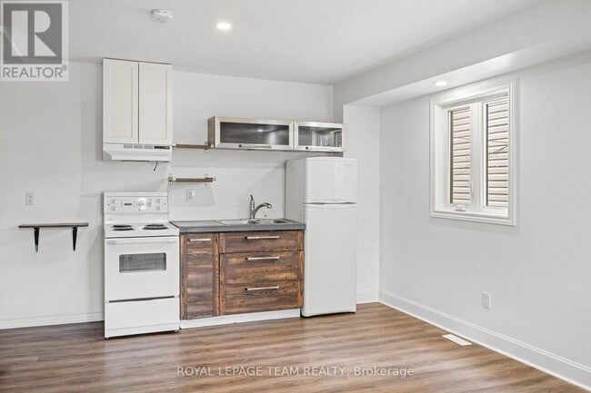 Building Photo - 253 Deschamps Ave