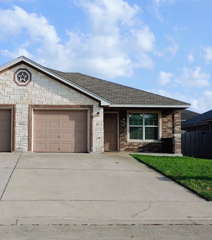 1005 Leah Dr, Troy, TX 76579 Townhouse for Rent in Troy, TX