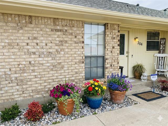 Building Photo - 304 E 6th St