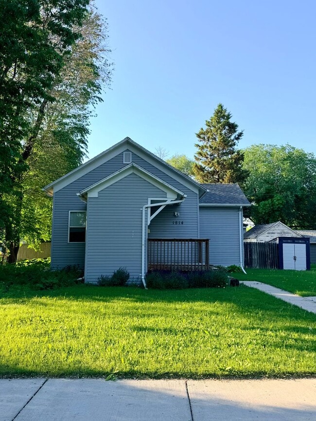 Building Photo - 1814 5th Ave N