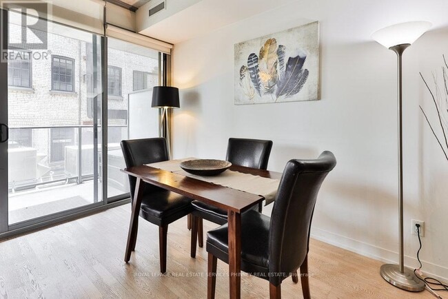 Photo du bâtiment - 650-650 King St W