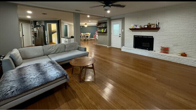 Foto del edificio - 4809 Blaney Ave