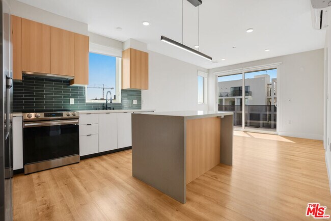 Building Photo - 5813 Lexington Ave