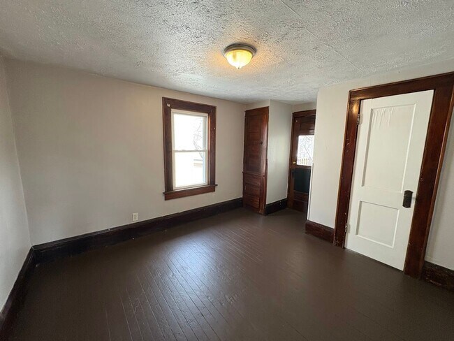 Foto del edificio - Four bedroom one bathroom home for rent