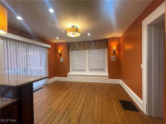 Foto del edificio - 1451 W 116th St