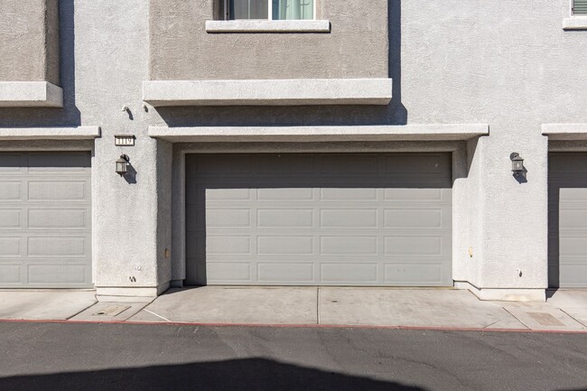 Building Photo - Gorgeous 3 bedroom with a loft Townhome