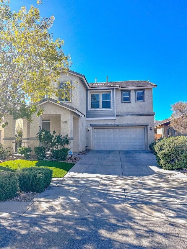 BEAUTIFUL SUMMERLIN HOME WITH A POOL LOCAT... House Rental in Las
