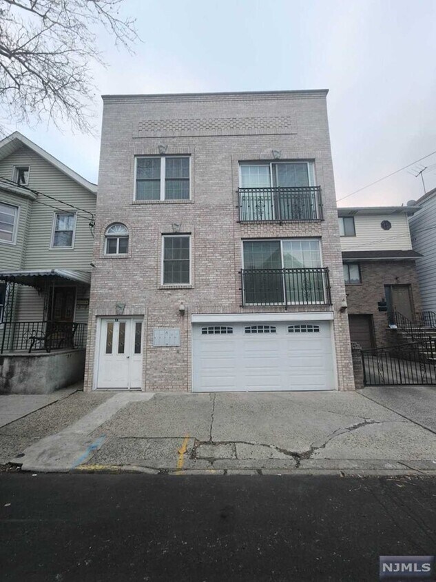 13 3rd Unit 2R, Harrison, NJ 07029 Room for Rent in Harrison, NJ