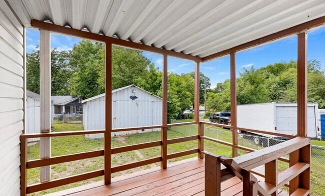 Building Photo - Spacious 3 Bedroom Home