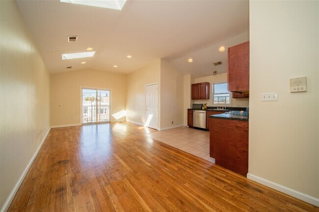 Foto del edificio - 108 Mallory Ave