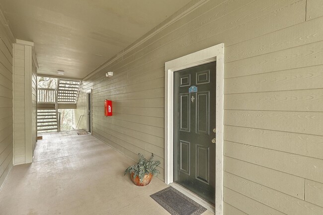 Building Photo - 1600 Long Grove Dr