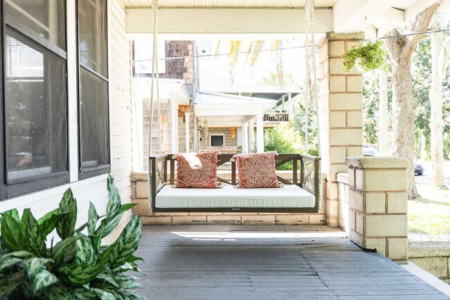 Front Porch Swing - 133 Oviedo St