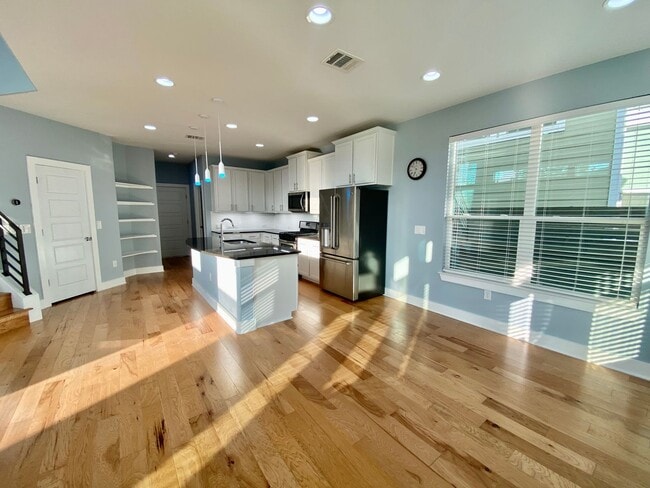 Building Photo - East Austin Elegance: 3BR Gem in Gated Com...