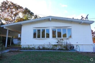 Building Photo - 212 Maplecrest Dr S