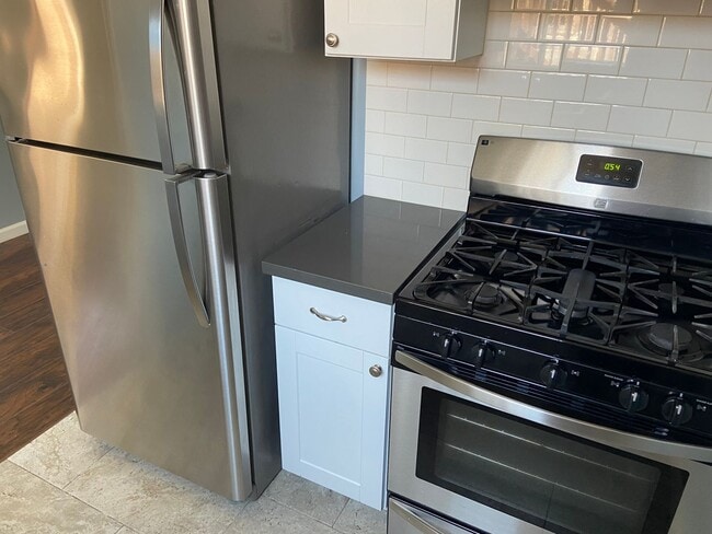 Building Photo - Remodeled 2 Bedroom in Kensington! Washer/...