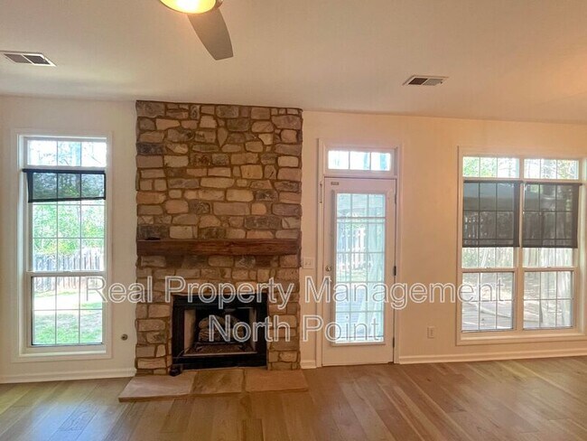 Foto del edificio - 155 Weatherstone Dr