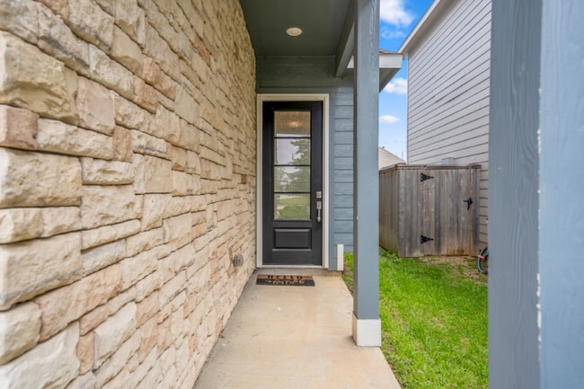 Building Photo - 613 Royal Arch Dr