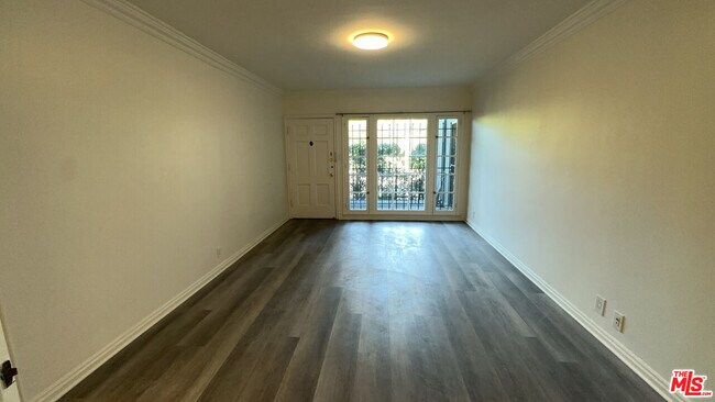 Foto del edificio - 4950 Beverly Blvd