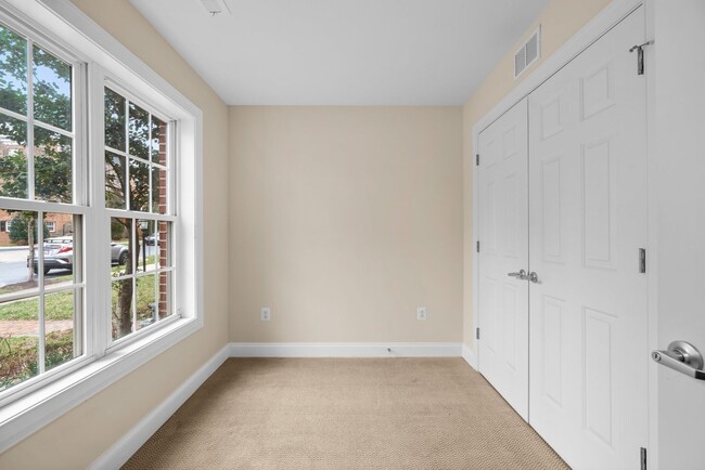 Building Photo - 3 Bed 2.5 Bath - Gaithersburg Townhouse - ...