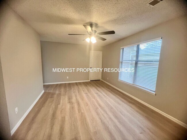Foto del edificio - Freshly Updated 2 Bedroom Apartment