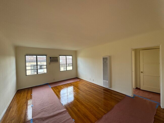 Sala de estar - 562 N Mariposa Ave