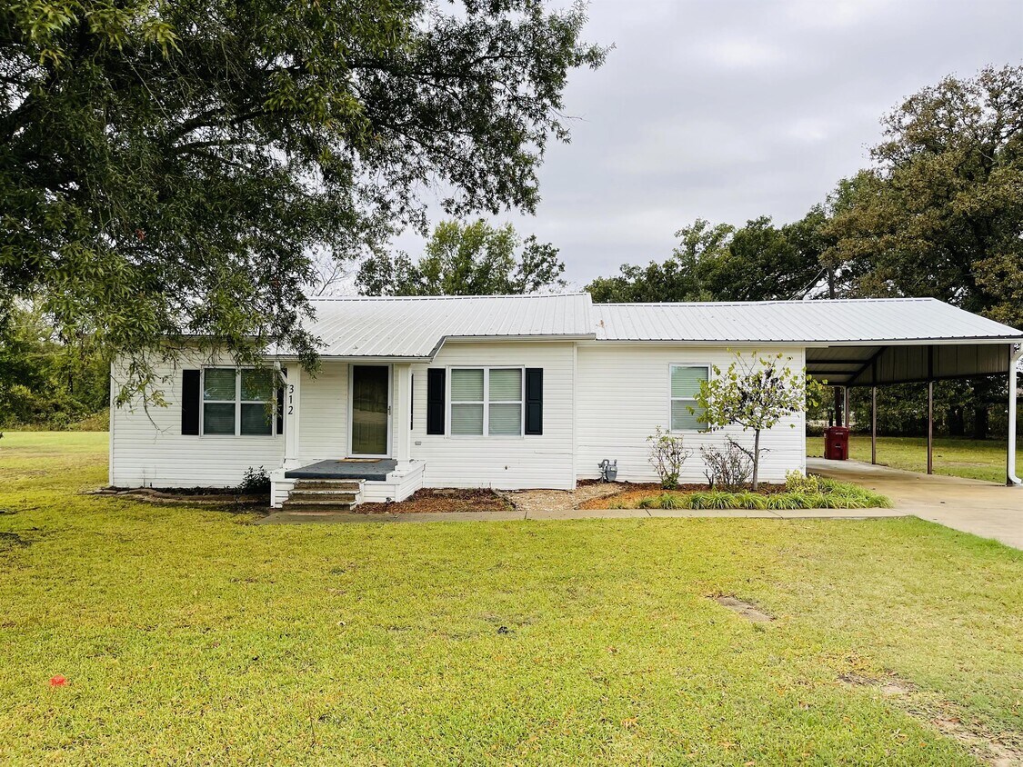 Primary Photo - 312 Circle Dr