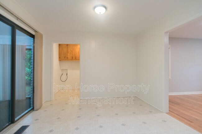 Building Photo - 345 Vista Dr
