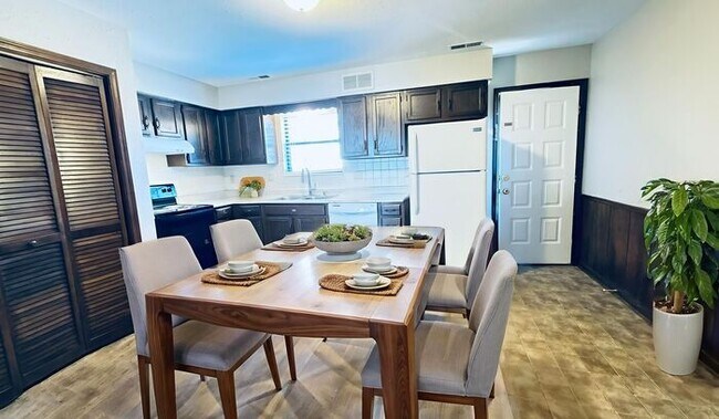 Foto del edificio - Corner Townhome with a Bedroom Balcony Overlooking Lake Tapawingo