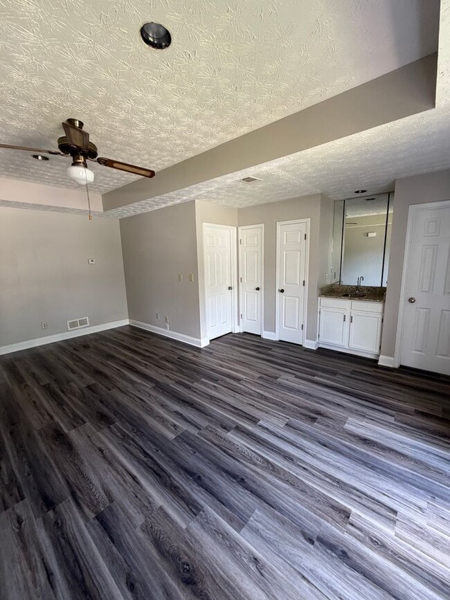 Building Photo - 2107 Fairway Ct SE