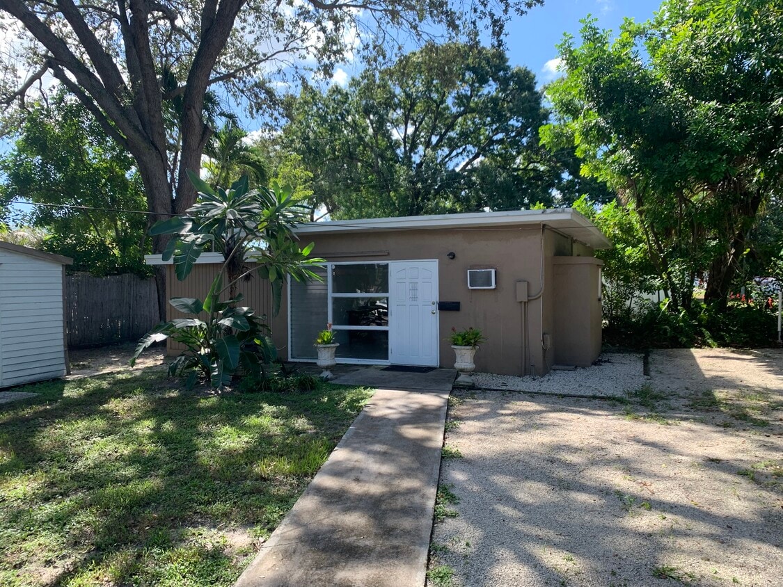 Frente - 320 SW 21st St